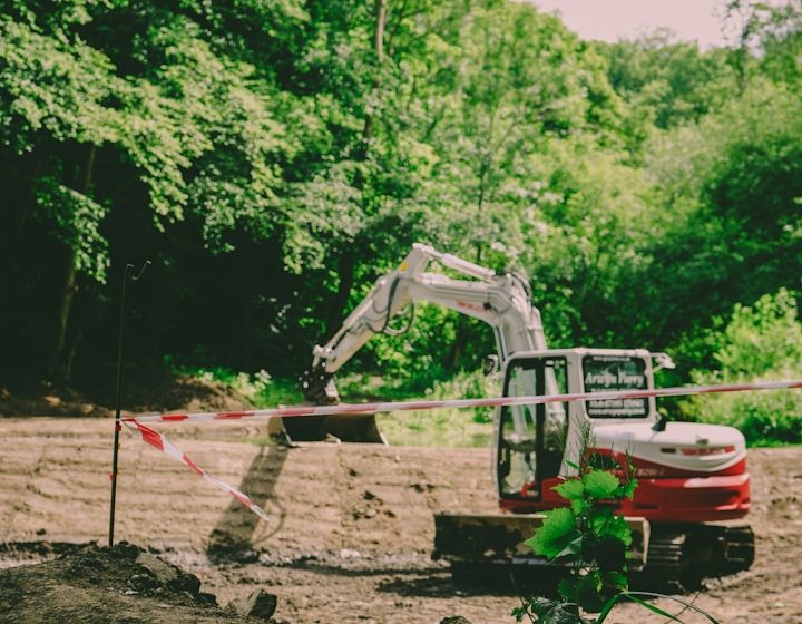 Bagger bei Vorarbeiten in der Grundstücksmodelierung eines Privatgrundstücks in Rösrath.